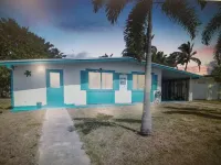 LA CASA AZUL 3 B.R. SALT WATERFRONT HOME., 3 MINS FROM BEACH & COMM. POOL!