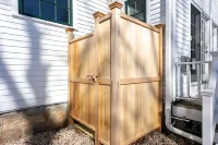 Entire House:14 Guests, 7 BRs, 10 Beds, 5 Full Baths, Outdoor Shower, Beach Gear Hotel a Narragansett