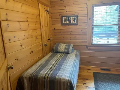 Southern Comfort Cabin- 8 Guests, 3 BR, 2.5 BA, Hot Tub, WiFi- Hocking Hills