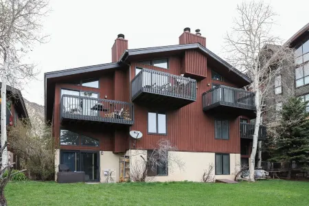 Gorgeous views from this 3 Bedroom, 3 Bath on Avon Lake! TOA License #013894