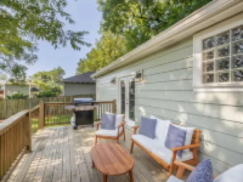 Park Street Dream in Downtown Northport, 2.5 Miles from U of A Stadium Hotels in Northport