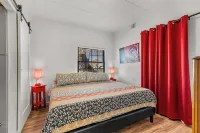 Downtown Historic Hideaway w/3 Adjacent Homes w/Fenced Yards, AC, W/D, Fast WiFi