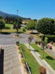 Camellia cottage a 4-minute drive away from public swimming pool for a fee
