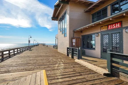 Modern Victorian Home Walking Distance To Ventura Pier and Downtown Restaurants Отели рядом с достопримечательностью «Эмма Вуд Стейт Бич»