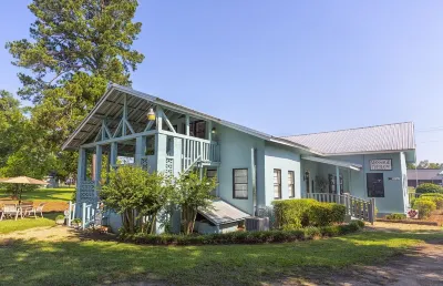 A 1 bedroom 1 futon1 bath upstairs of The HH & downstairs is separate  to rent. Hotels near Garden Center at The Home Depot