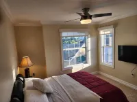 Waterfront Indian Rocks Beach Gem-5 min walk to beach, private Pool/ hot tub/gym