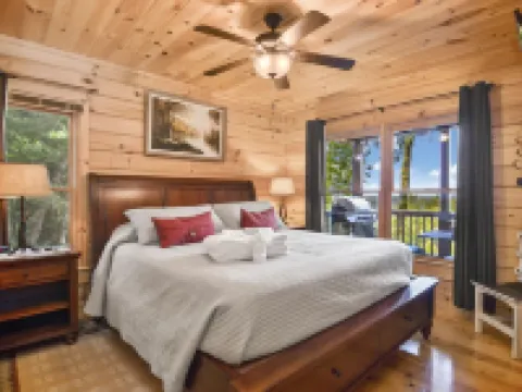 Mountain Views & just mins to City! Wood burning Fireplace, Hot tub, Fire pit Hotels in Cherry Log