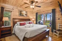 Mountain Views & just mins to City! Wood burning Fireplace, Hot tub, Fire pit Hotels in Cherry Log