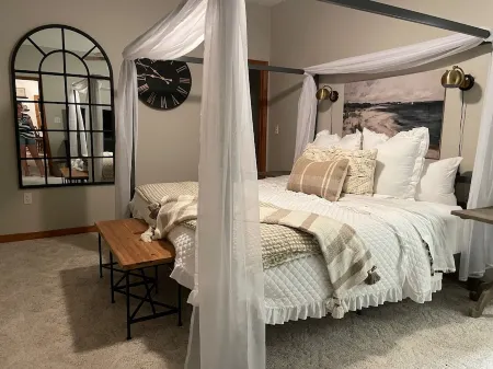 Charming 3-Bedroom Lakeside Cottage w/Beach & Dock