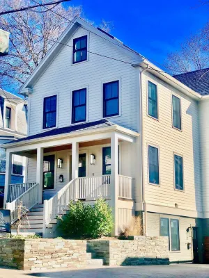 Union Square Beauty 2 bed/2 bath w/ Private Patio Boston Stars Hockey 주변 호텔