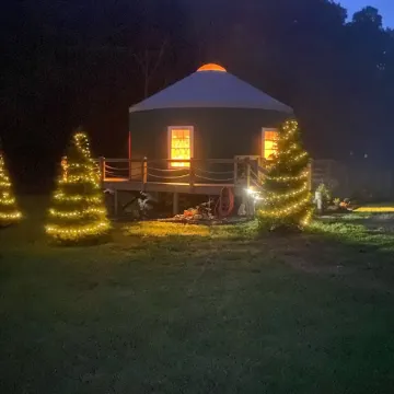 Magical Riverside Yurt, hot tub & the BRPW, pet friendly near Floyd, Va