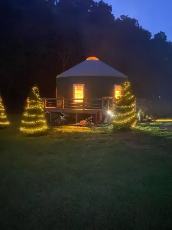Magical Riverside Yurt, hot tub & the BRPW, pet friendly near Floyd, Va