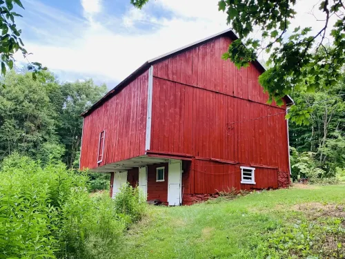 Sweetwater Farm with firepit and hiking trails!