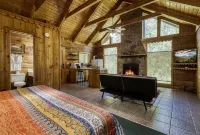 Serenity, cozy studio cabin nestled in the breathtaking Smoky Mountains.