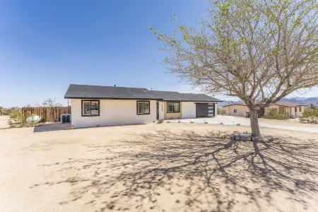 NEW 15% DISCOUNT❤Stock Tank Pool❤Hot Tub❤Game Room