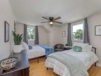 King Bed - Full Kitchen! 1.5 Blocks to Ims and Only 5 Miles to Downtown! Hotels in Speedway