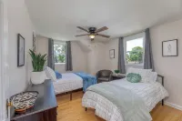 King Bed - Full Kitchen! 1.5 Blocks to Ims and Only 5 Miles to Downtown! Hotels in Speedway