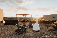 Mountain Views, Rave Reviews, Hot Tub, Kiva Fireplace, Outdoor Cone Firepit