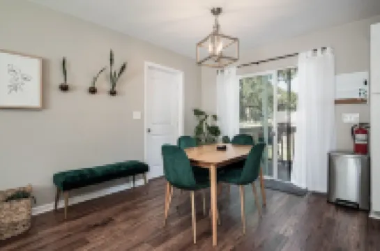 4 BD 2 Bath Home 10 min from base