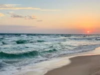 Labor Day Weekend!~Walk to Beach~Fall Break~3 King & 2 Twin Bds~Quiet Area