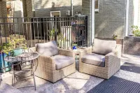 Hottub! Private Outdoor Spaces-Walk Downtown and MU. Pets OK Top Notch Finishes