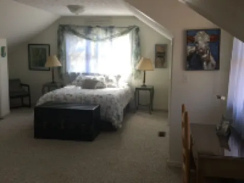 Tappan Lake Area: Sunny, peaceful Cottage with Fishing Pond on 13 Gorgeous Acres Hotels in Harrison County