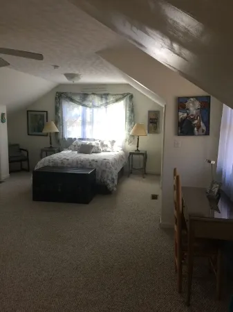 Tappan Lake Area: Sunny, peaceful Cottage with Fishing Pond on 13 Gorgeous Acres