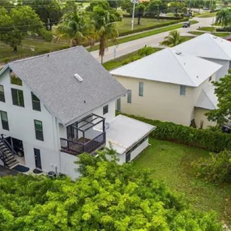 SEA LA VIE BEACH HOME ON 500 BLOCK-1/2 A MILE FROM OCEAN,SLEEPS 6, Fenced yard