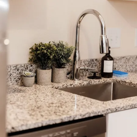 Cozy 1-bedroom Modern Apartment: Central to Raleigh, Durham, Chapel Hill