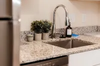 Cozy 1-bedroom Modern Apartment: Central to Raleigh, Durham, Chapel Hill