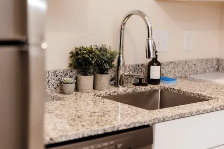 Cozy 1-bedroom Modern Apartment: Central to Raleigh, Durham, Chapel Hill