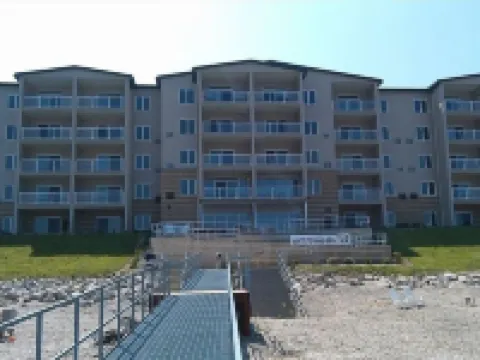 Lakefront condo --2BR/2Bath Sleeps 4  Private beach and lake front balcony 杰尼瓦酒店