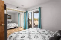 View, Pets OK, Pool, Hot Tub, Pickleball, Tennis, Basketball, Hike/Bike Trails
