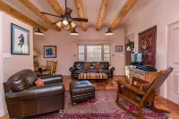 Favorite Downtown Adorable Adobe ~ 8 min walk to Plaza