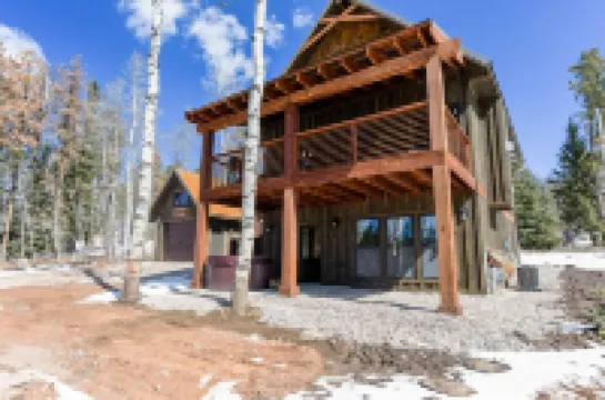 Twin Aspen-Lovely Terry Peak Cabin, Hot Tub, WiFi & AC