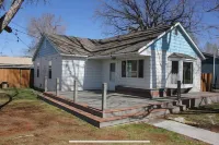 Quiet neighborhood, relaxing wrap around deck with fire pit. Short walk to town. Hotel a Fremont County