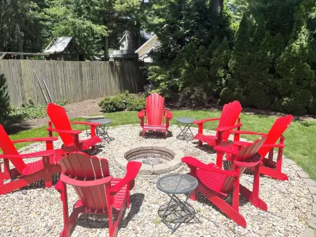 4 bed/3 bath huge house, 1.5 blocks to beach/town, hot tub/game rm, dog friendly