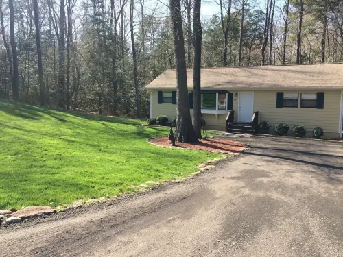 Lake Gaston Cabin in the Woods Hotels in Bracey