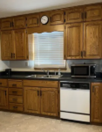 King & 2 Queen Beds, Centrally Located 15 Minutes from Anywhere in Des Moines