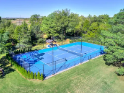 Resort living in Edmond with pool & tennis court!