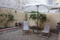 Romantic Apartment With Garden 2 Minutes' Walk From Pitti Palace 聖神大殿住宿飯店