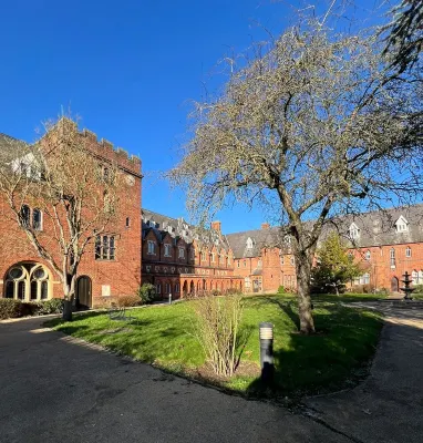Character Victorian  apartment close to Windsor town with secure  parking