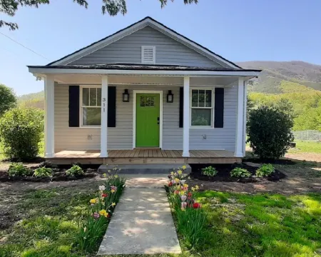 Getaway and relax! Enjoy the James River with mountain views! Hotels in Botetourt County