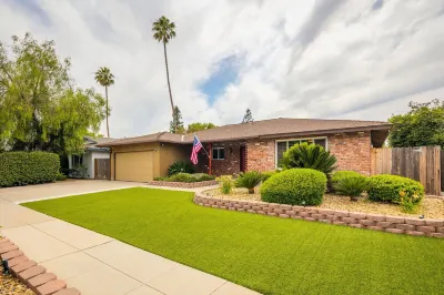 Marvel home w/ Pool, Gazebo, Movie Room, Gym, Traeger Hotels in der Nähe von Fresno State IEEE