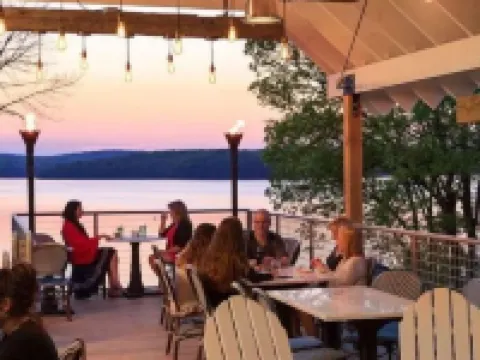 Modern Chalet with Hot Tub & Fire Pit at Lake Wallenpaupack 帕爾邁拉酒店