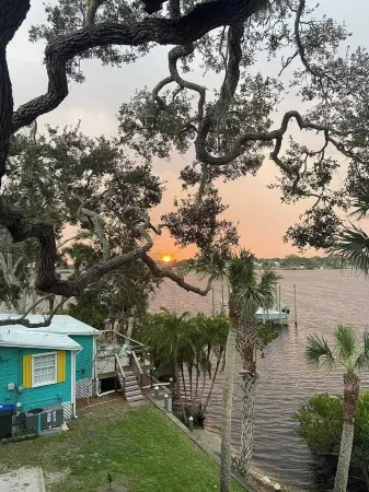 Beautiful Riverfront Cottage w/ boat dock - 15 mins from beach -  Sept Savings!! Отели в г. Роузленд