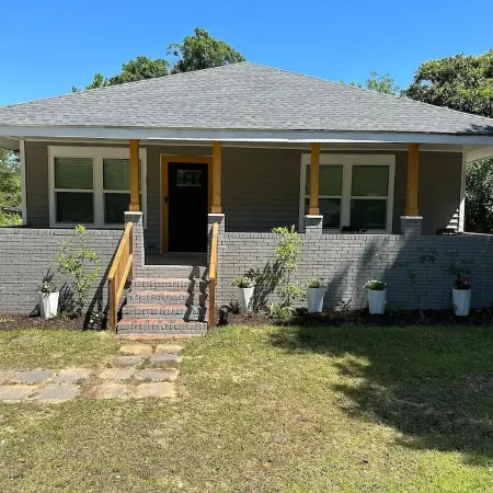 Springhill Bungalow-cozy bungalow located in the Springhill area.