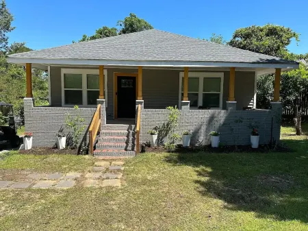 Springhill Bungalow-cozy bungalow located in the Springhill area. Отели рядом с достопримечательностью «Университет Юг Алабама»