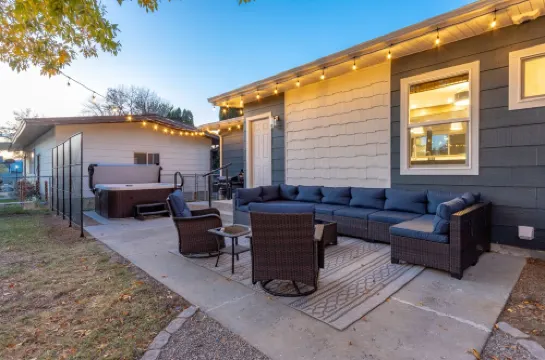 Enjoy the Hot Tub and Gas Fire Pit in This 5 Bedroom 2.5 Bath House
