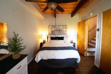 Cabin - Rustic Glam + Game Room + Views +Workspace- Minutes from Attractions